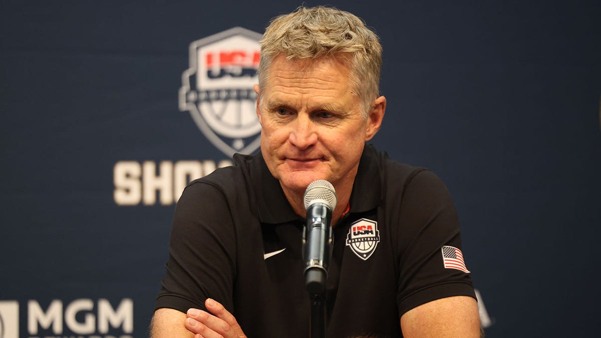 Steve Kerr habla con los periodistas