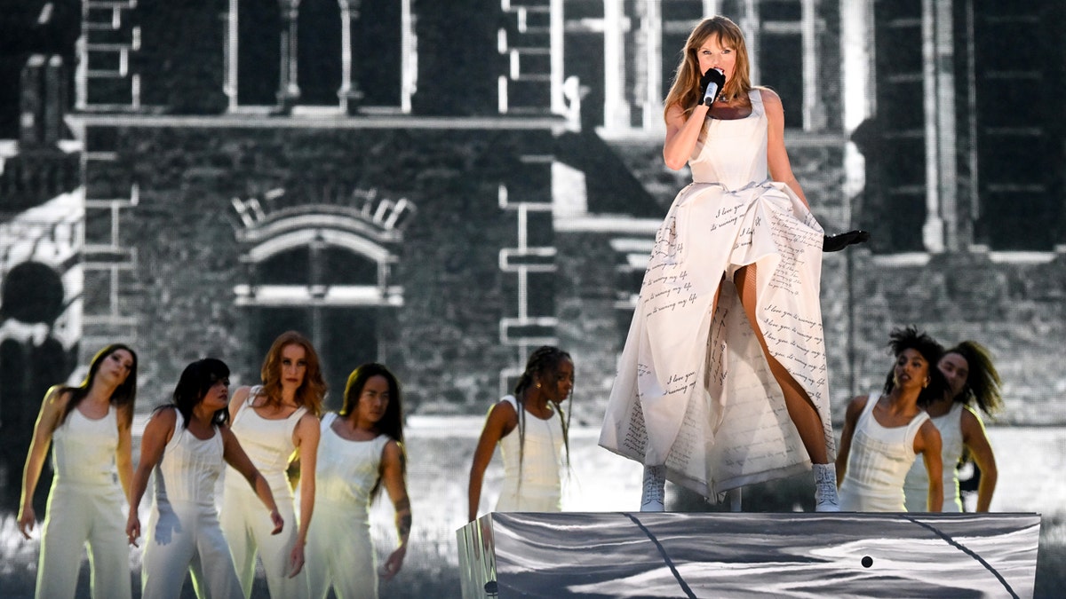 Taylor Swift em uma plataforma de palco