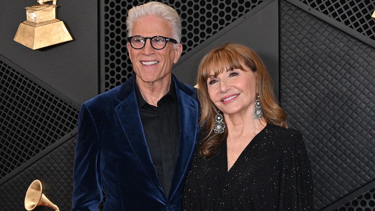 Ted Danson y Mary Steenburgen posando juntos