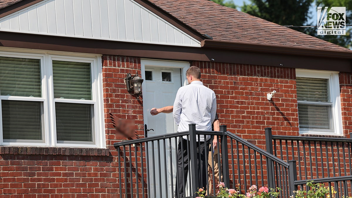 Agentes del FBI inspeccionan el vecindario de Thomas Matthew Crooks en Bethel Park, Pensilvania