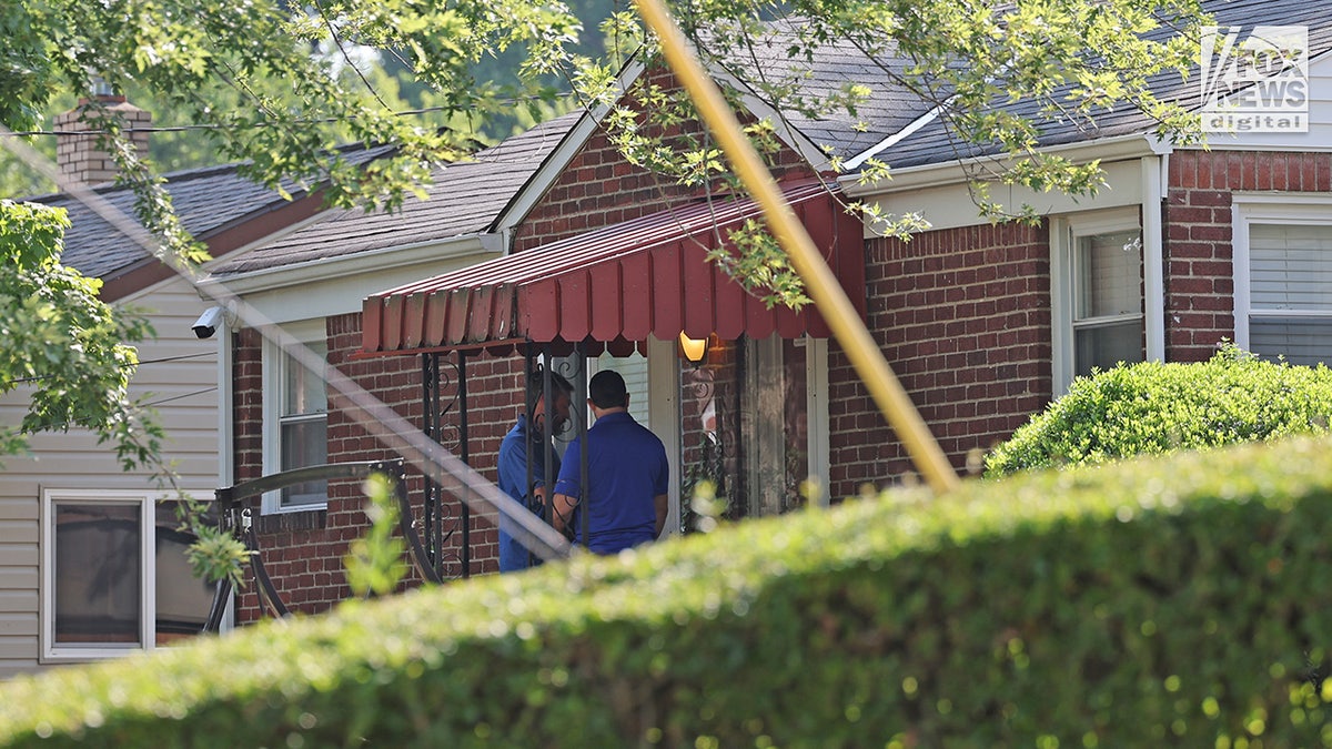 Agentes del FBI inspeccionan el vecindario de Thomas Matthew Crooks en Bethel Park, Pensilvania