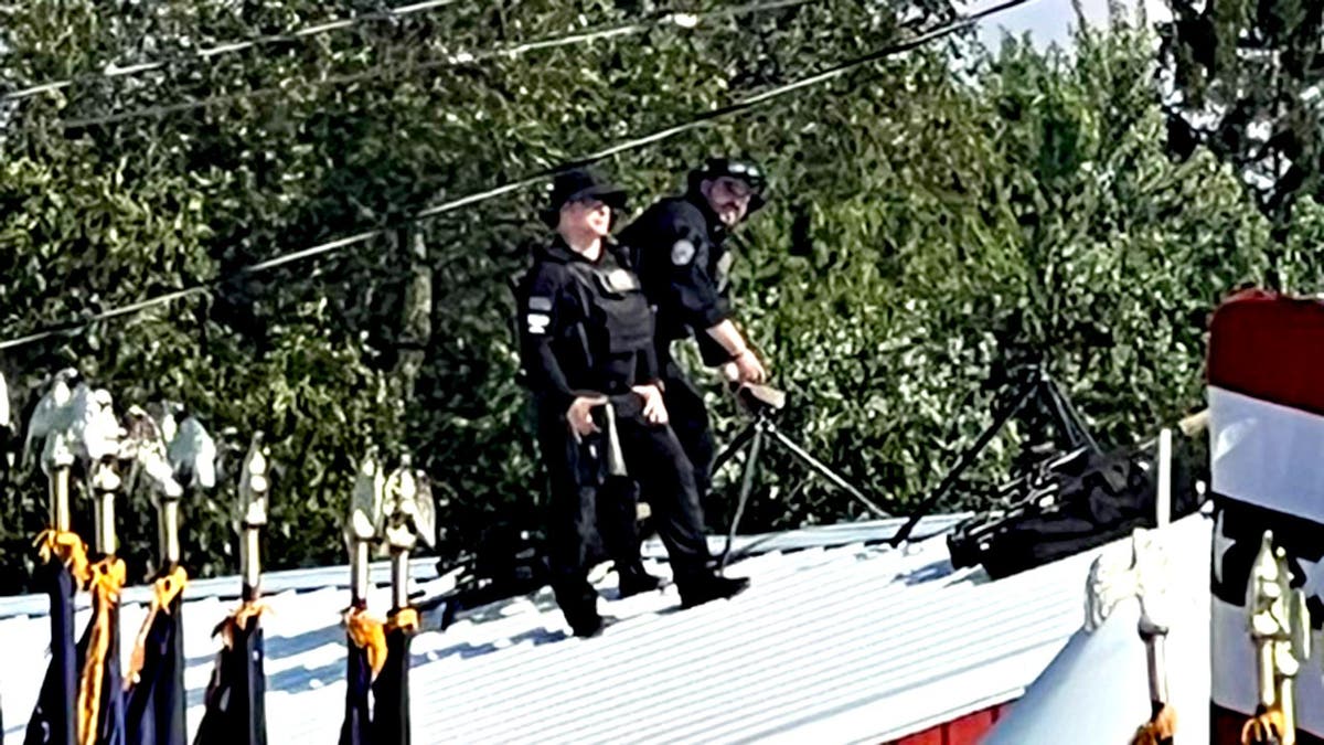 Francotiradores de la policía en el tejado del mitin donde se produjo un intento de asesinato contra el expresidente Donald Trump