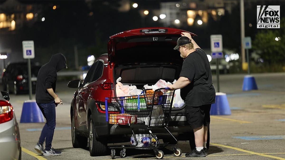 El padre del asesino de Trump, Thomas Crooks, con un carrito de compras lleno en el estacionamiento de un supermercado.