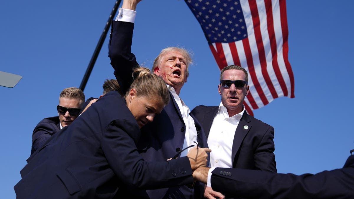 Trump dengan bendera di Pennsylvania