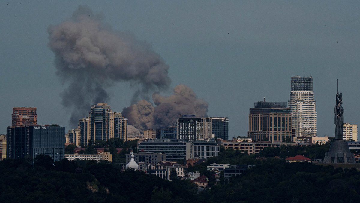 El humo se eleva sobre Kiev