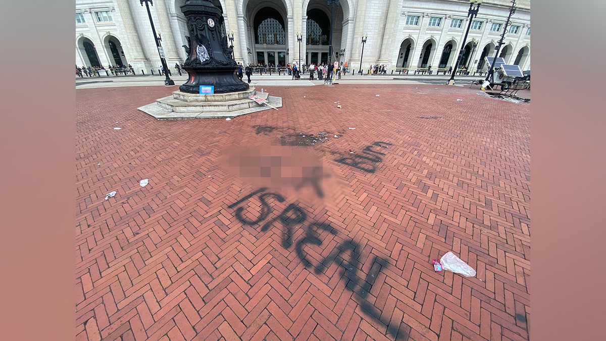 Manifestantes pro-Hamas rotularon Union Station con "F--- Israel", pero escrito incorrectamente. 