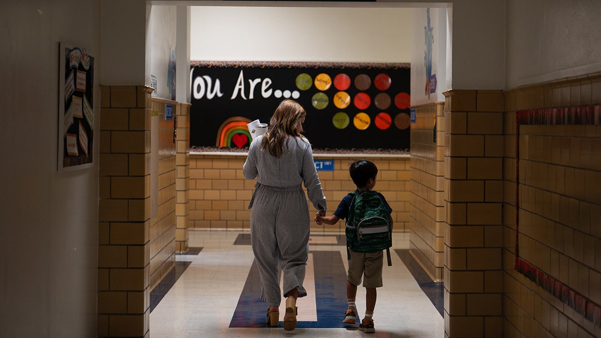 Maestra y niño en una escuela de Virginia