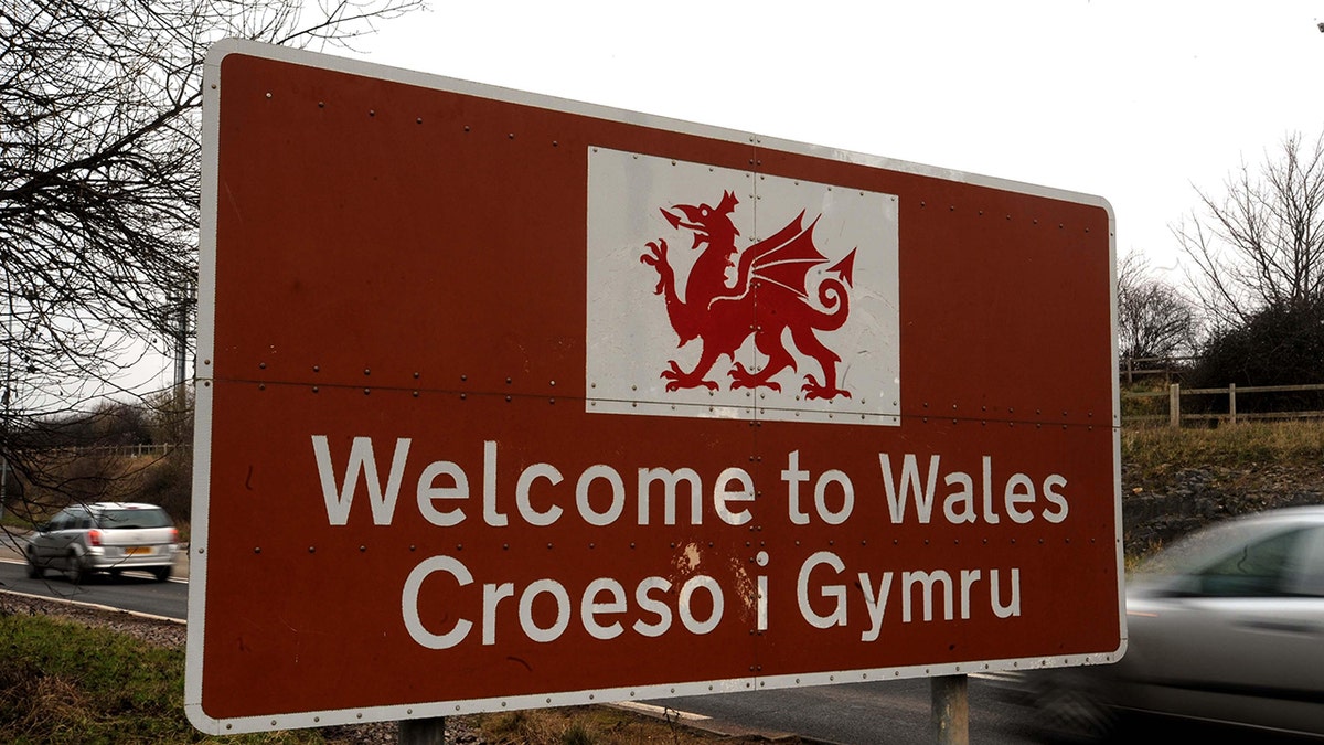 A bilingual road sign at Chepsto in Wales