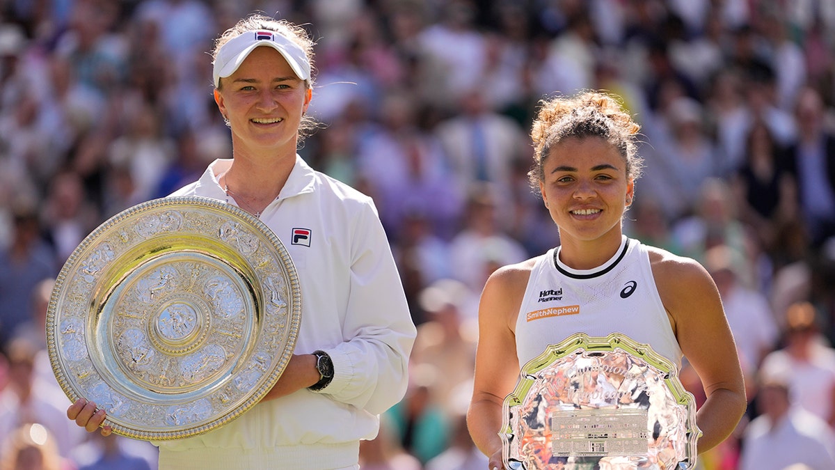 Barbora Krejcikova ve Jasmine Paolini kupalarını tutuyor