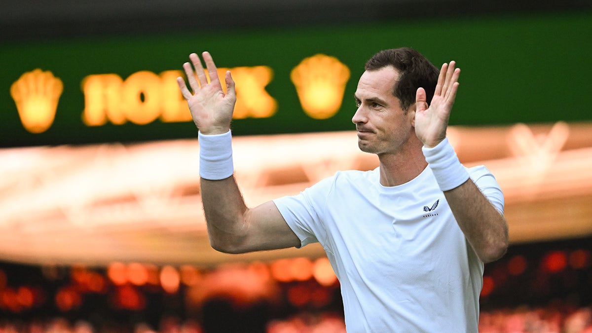 Andy Murray waves to crowd