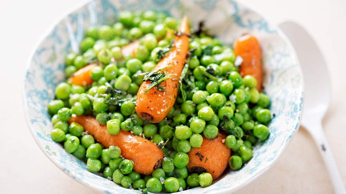 bowl-of-peas-and-carrots