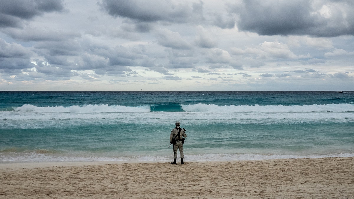 Miembro de la Guardia Nacional patrulla una playa