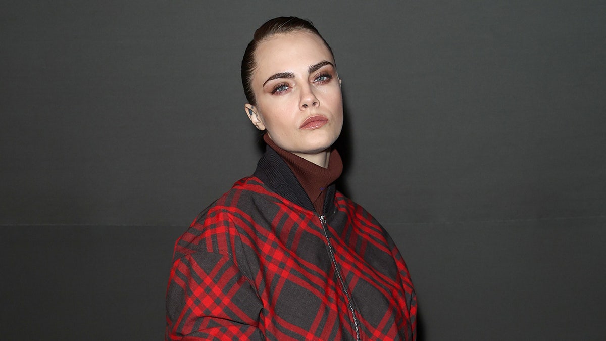 Una foto de Cara Delevingne llegando al desfile de Burberry Invierno 2024