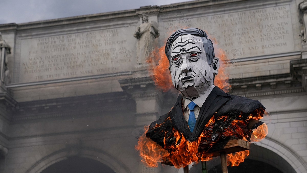 Pro-Palestinian-demonstrators burning effigy of Netanyahu