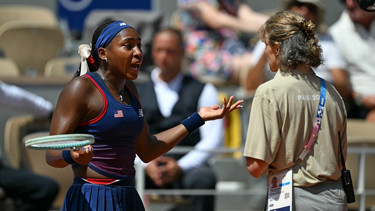 Coco Gauff argues with chair ump