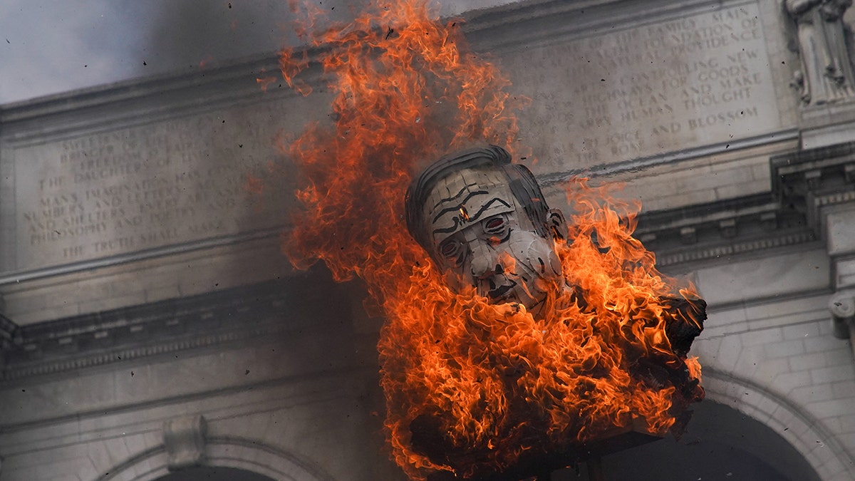 Netanyahu being burned in effigy