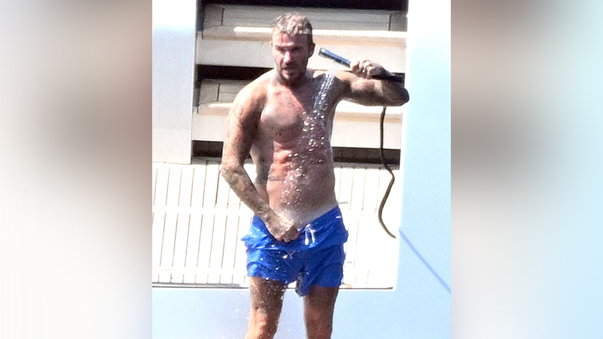 David Beckham se enjuaga durante sus vacaciones en Italia