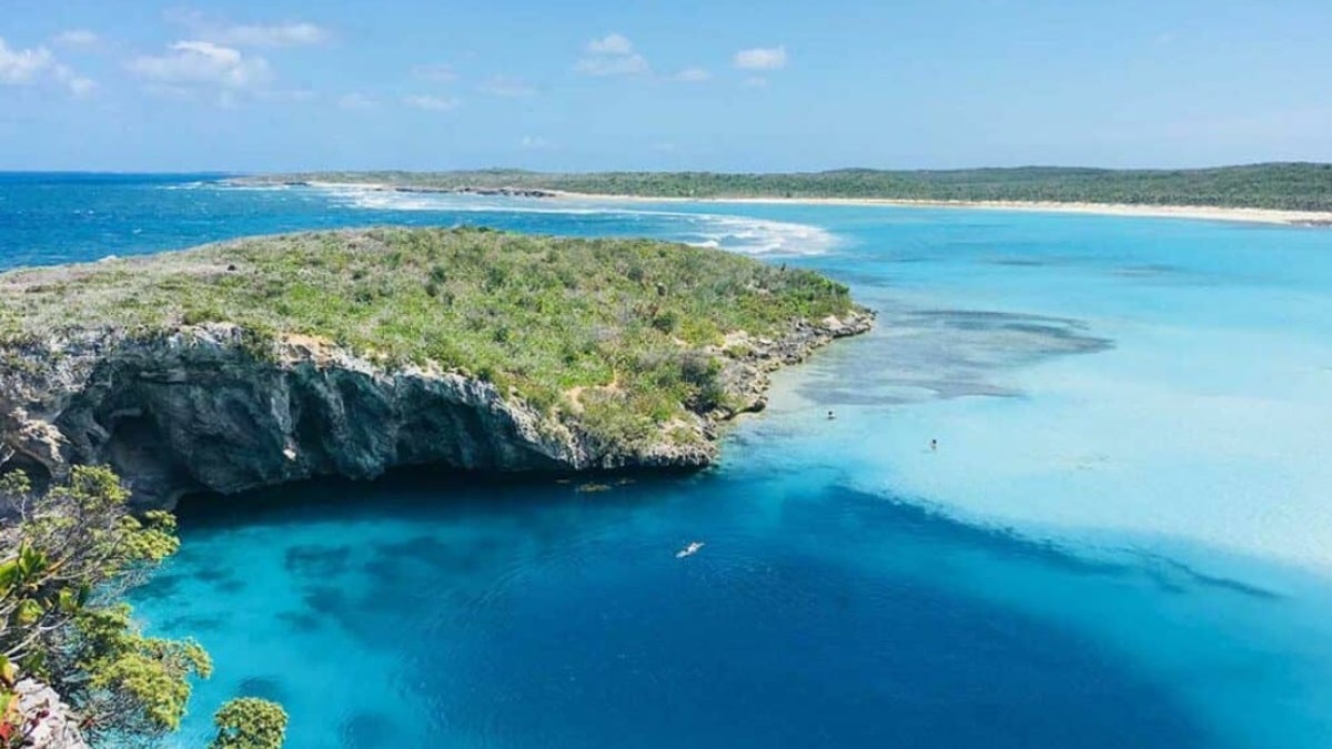 Conocido oficialmente como Dean's Blue Hole (Agujero Azul de Dean) en honor a un pescador de las Bahamas, se calcula que el "Portal al Infierno" es un sumidero submarino de 663 pies.