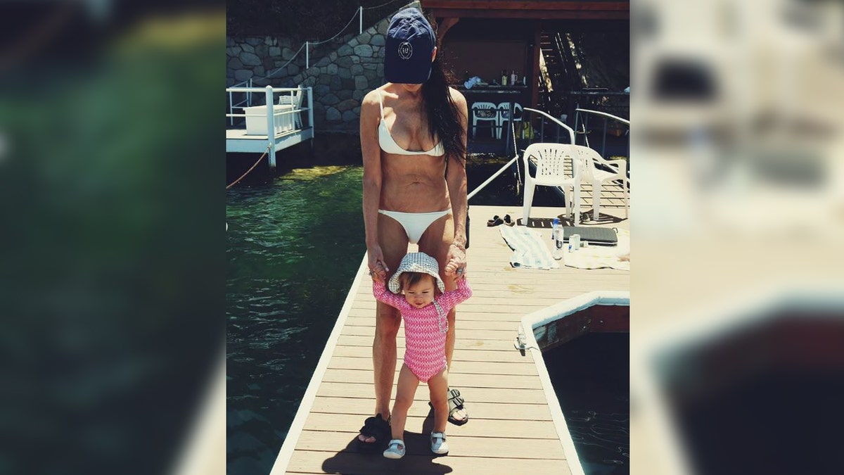 Demi Moore luce un bikini blanco en el río.