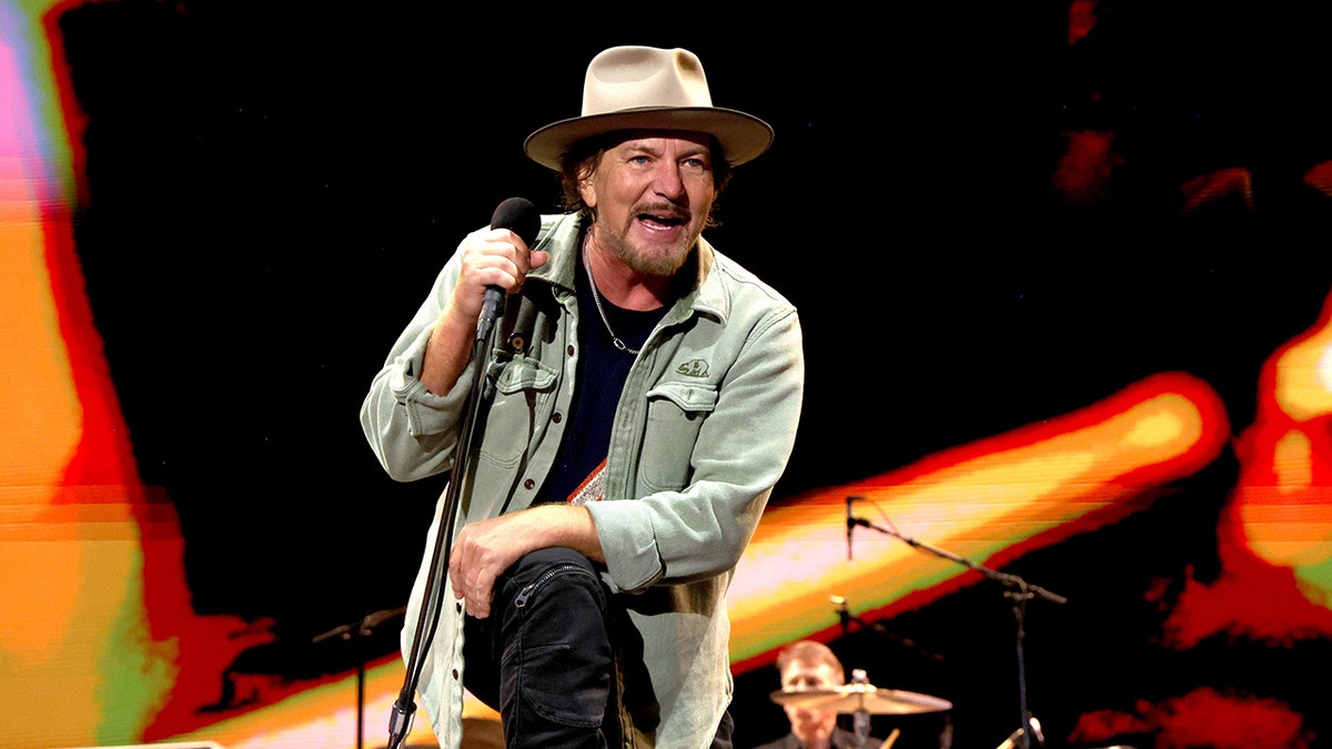 O vocalista do Pearl Jam, Eddie Vedder, canta durante um show.