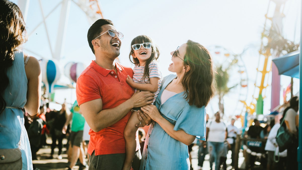 Uma família em uma feira ao ar livre