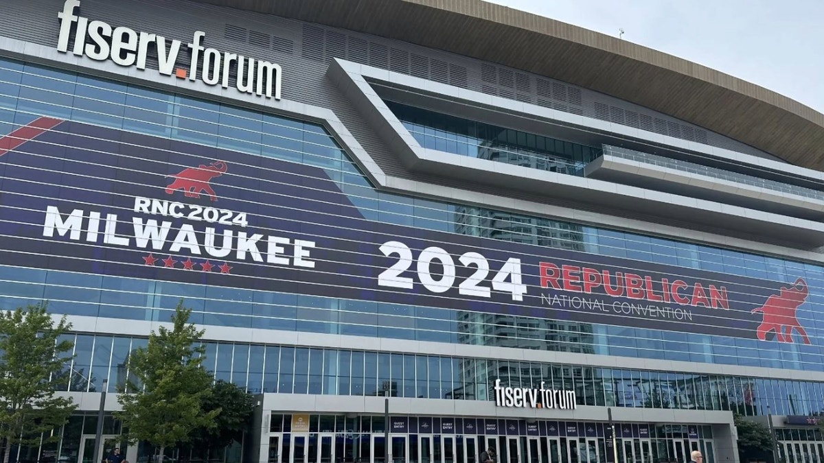 Vista exterior del Fiserv Forum, donde se celebra la Convención Nacional Republicana en Milwaukee, Wisconsin, el lunes 15 de julio de 2024.