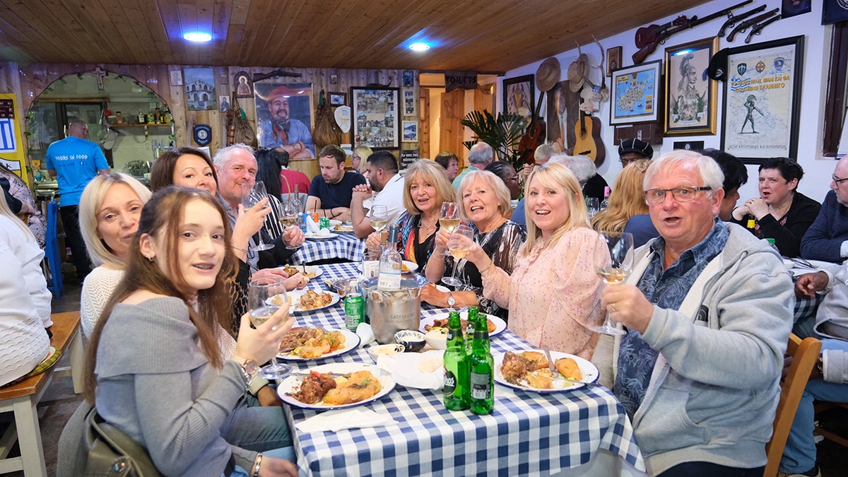 Gente comiendo en el restaurante