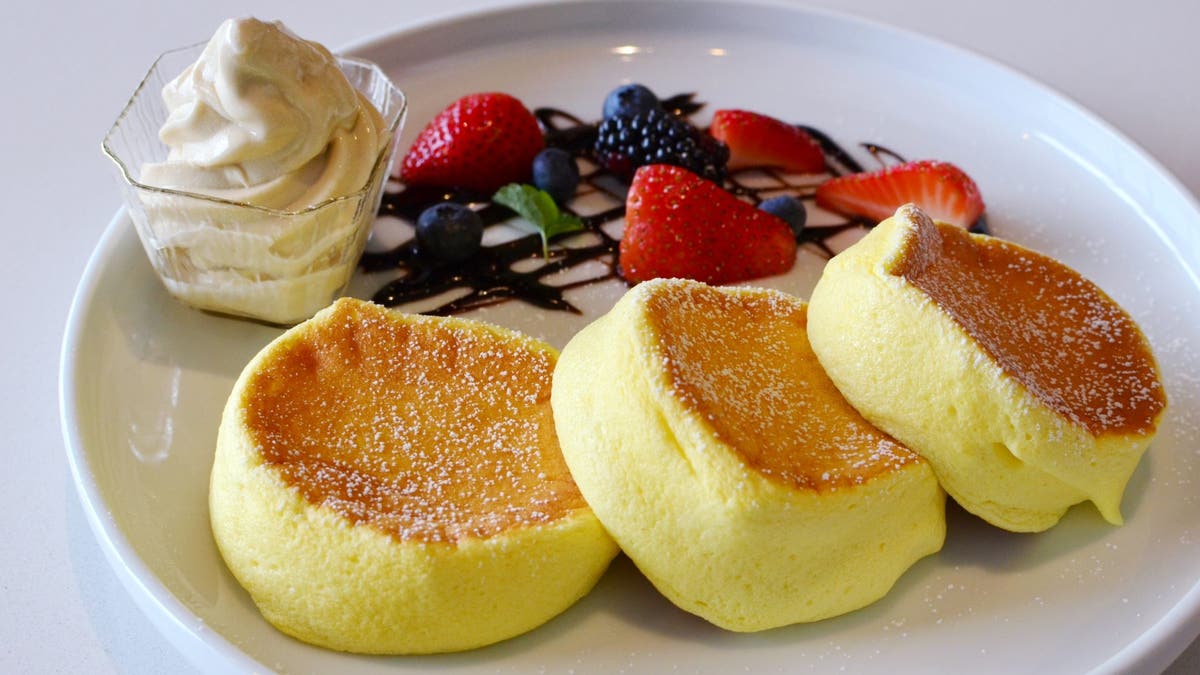 Las tortitas soufflé japonesas se sirven con helado y bayas mixtas.