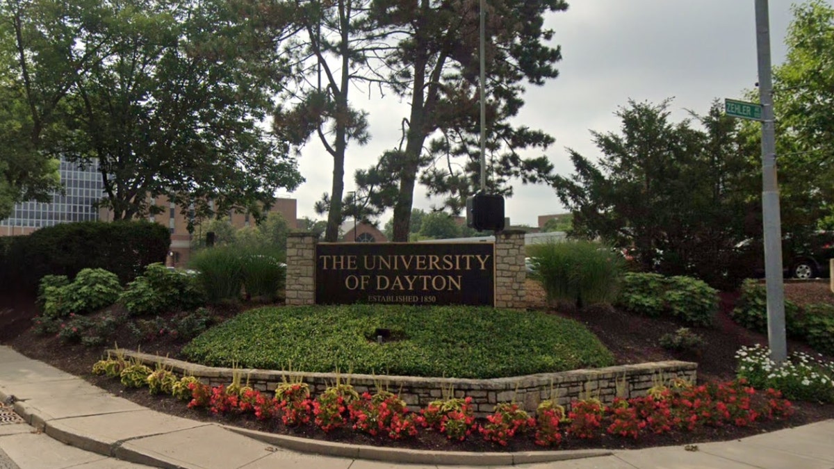 El cartel de la Universidad de Dayton