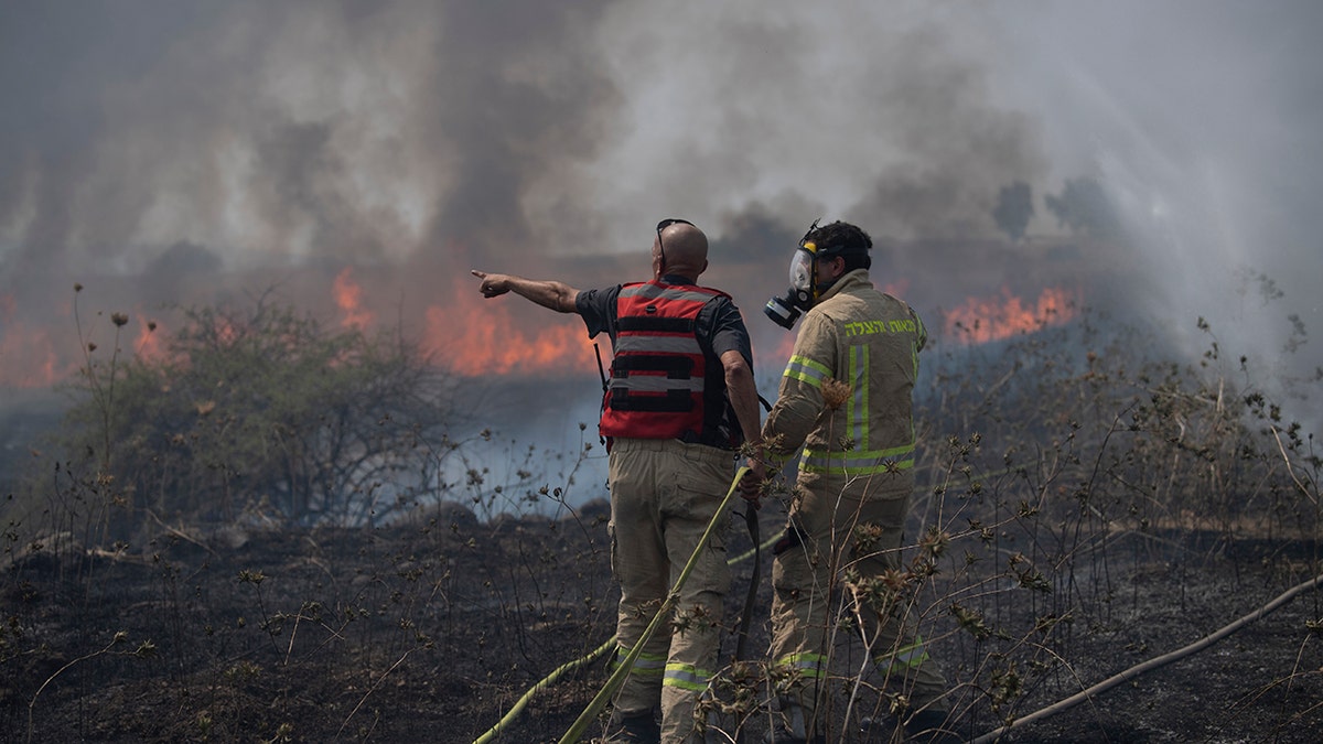 Los bomberos trabajan para extinguir un incendio. 