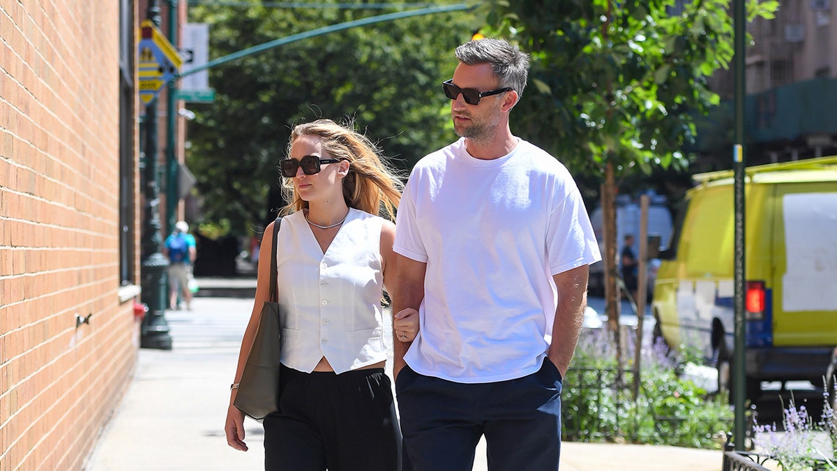 Jennifer Lawrence e Chris Maroney caminhando 