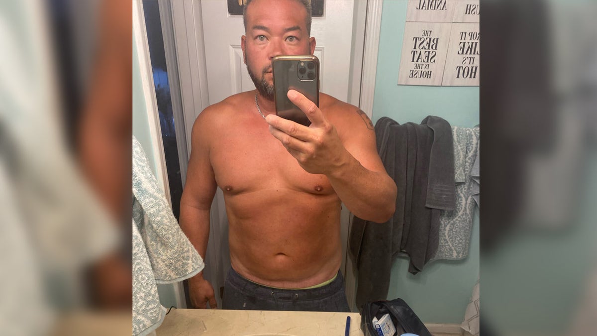 Reality TV star Jon Gosselin poses in shirtless mirror selfie