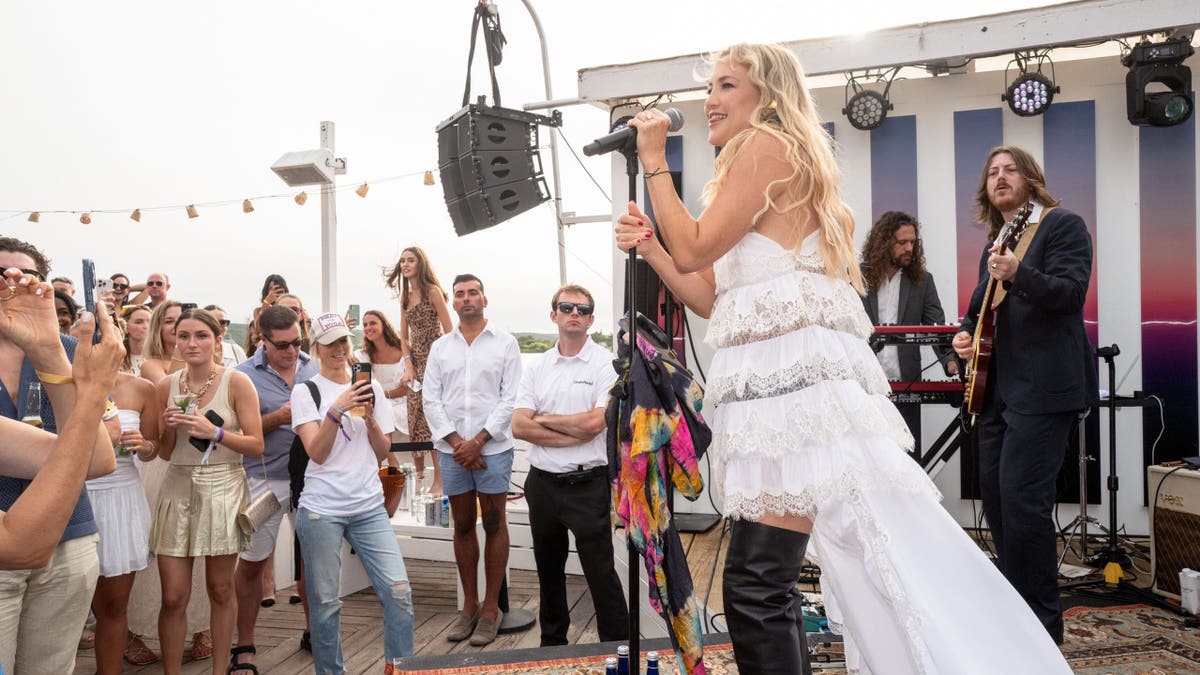 A photo of Kate Hudson performing at The Surf Lodge