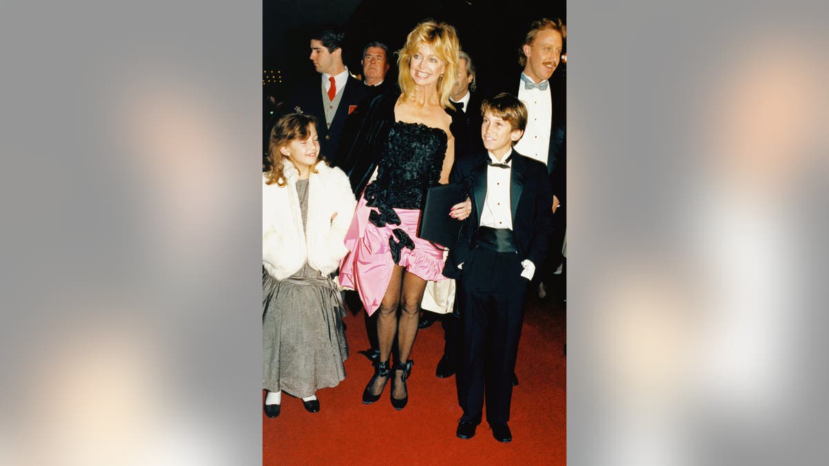 A photo of Kate Hudson with mother Goldie Hawn and brother Oliver Hudson