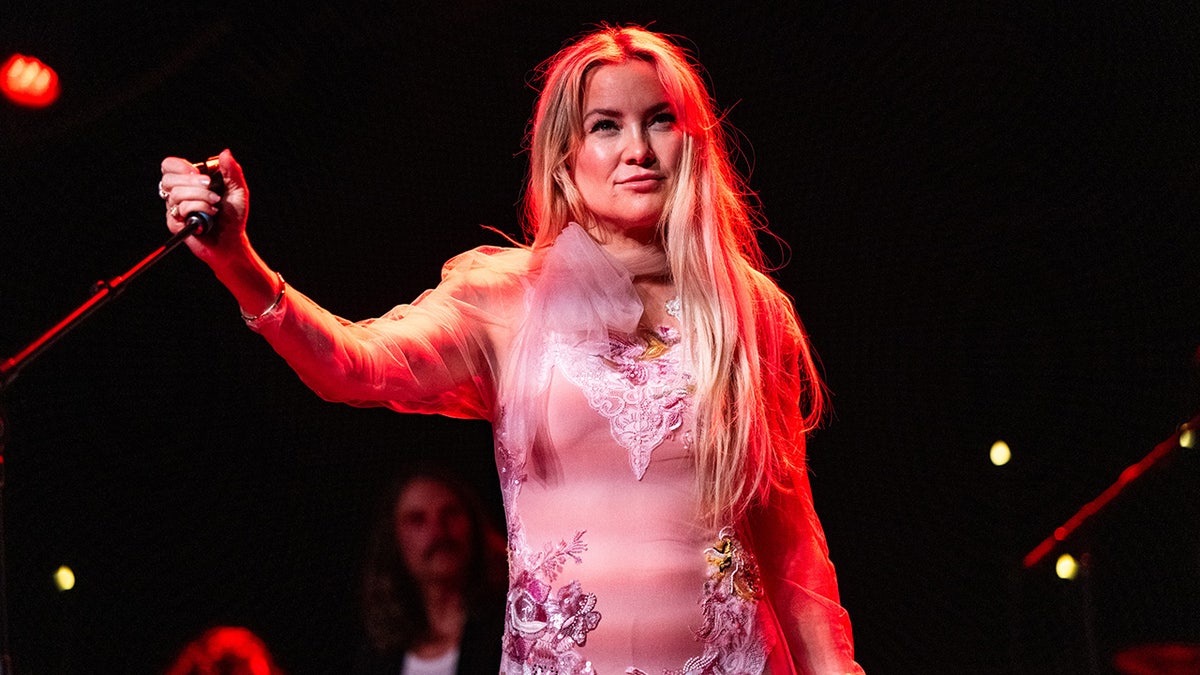 A photo of Kate Hudson performing in concert