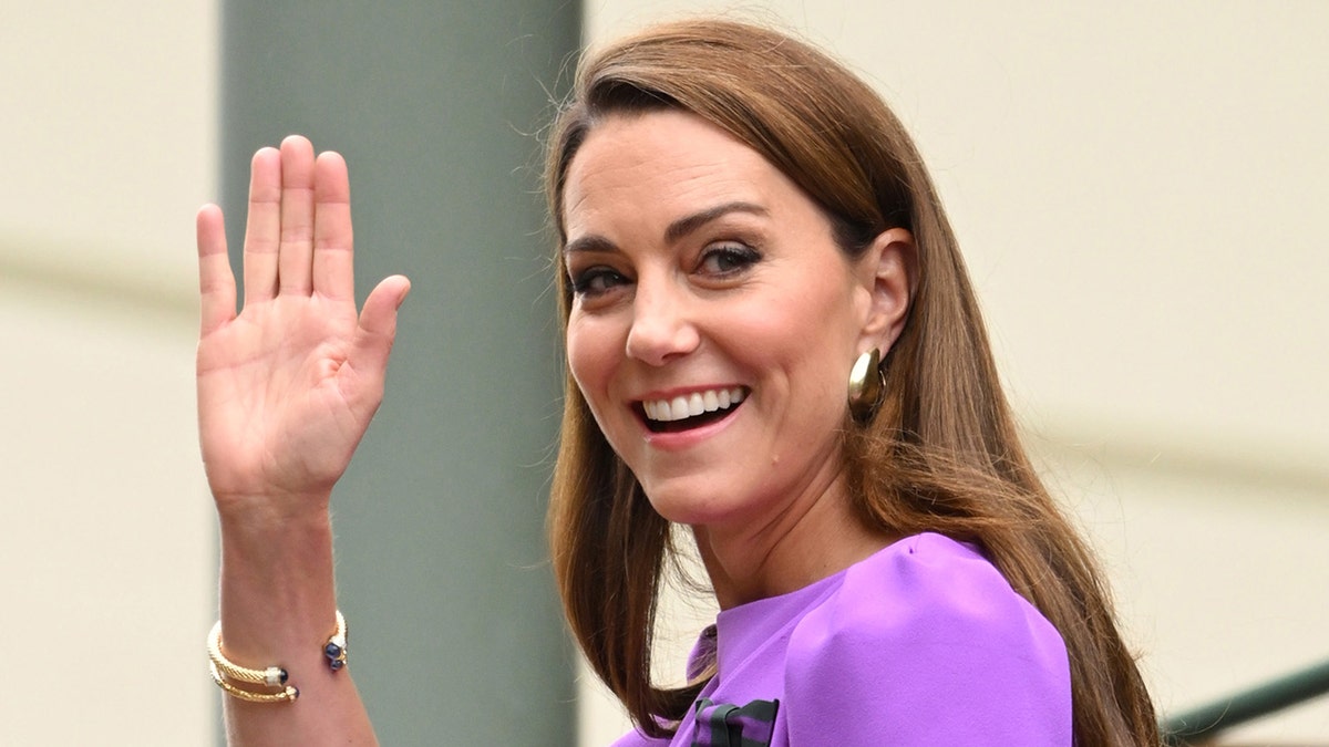 Kate Middleton in a purple dress sa