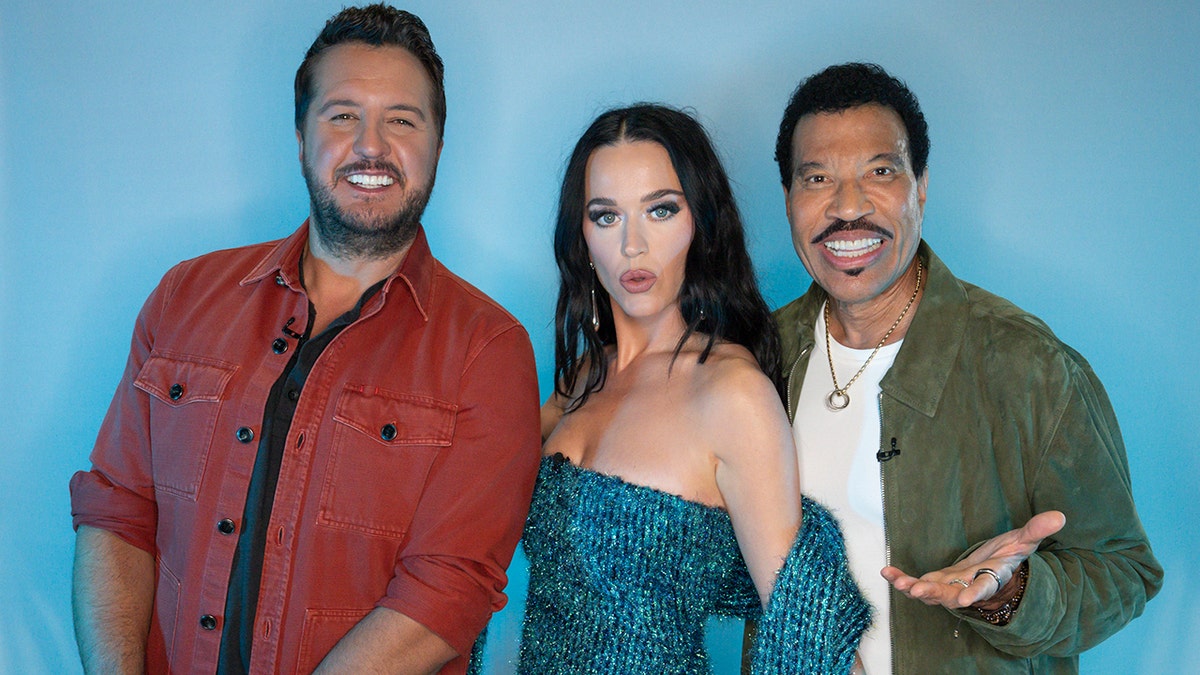 Luke Bryan, Katy Perry y Lionel Richie posando detrás del escenario en "Idolo Americano."