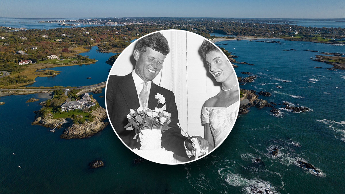 Uma foto de John F. Kennedy e Jackie Kennedy em seu casamento com Newport como pano de fundo