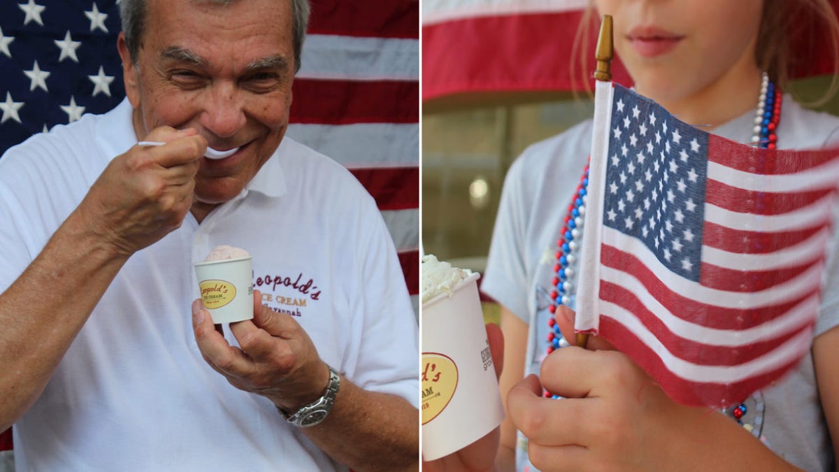 Hombre comiendo helado partido con una niña que sostiene un helado y una bandera.