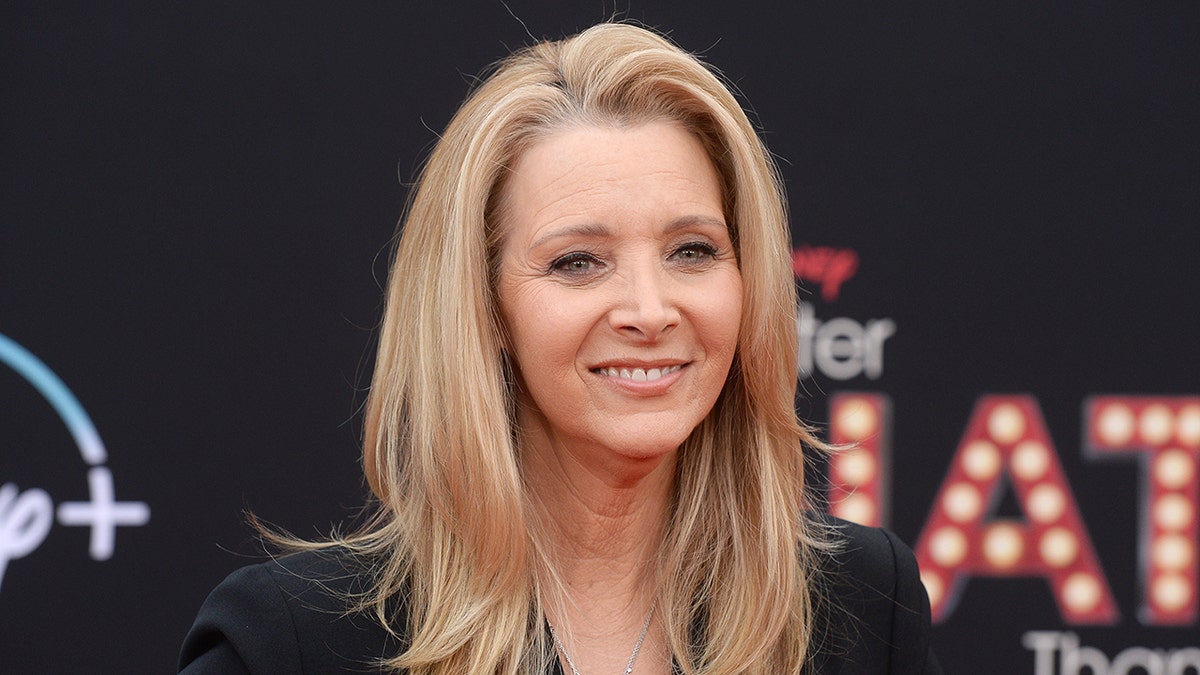 Lisa Kudrow de negro sonríe en la alfombra