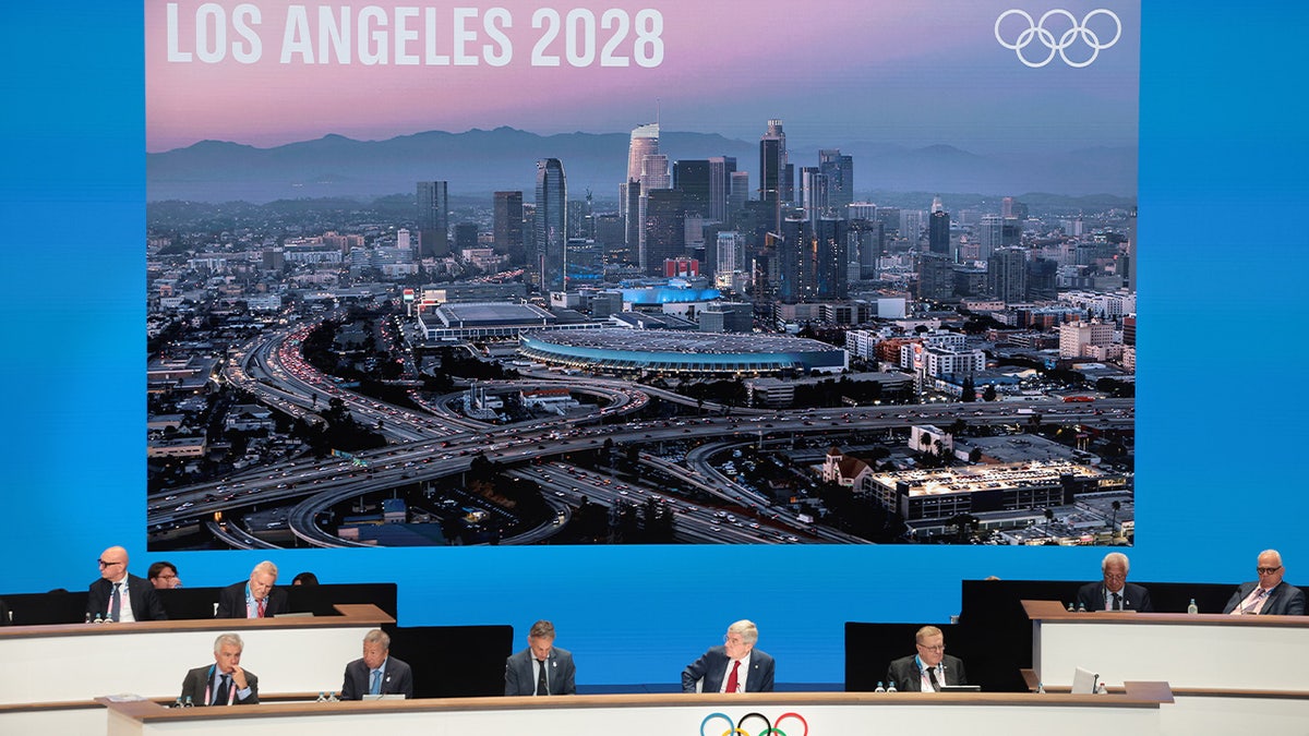 Uma apresentação e reunião do LA28 mostram imagens de Los Angeles em Paris, França, na terça-feira.