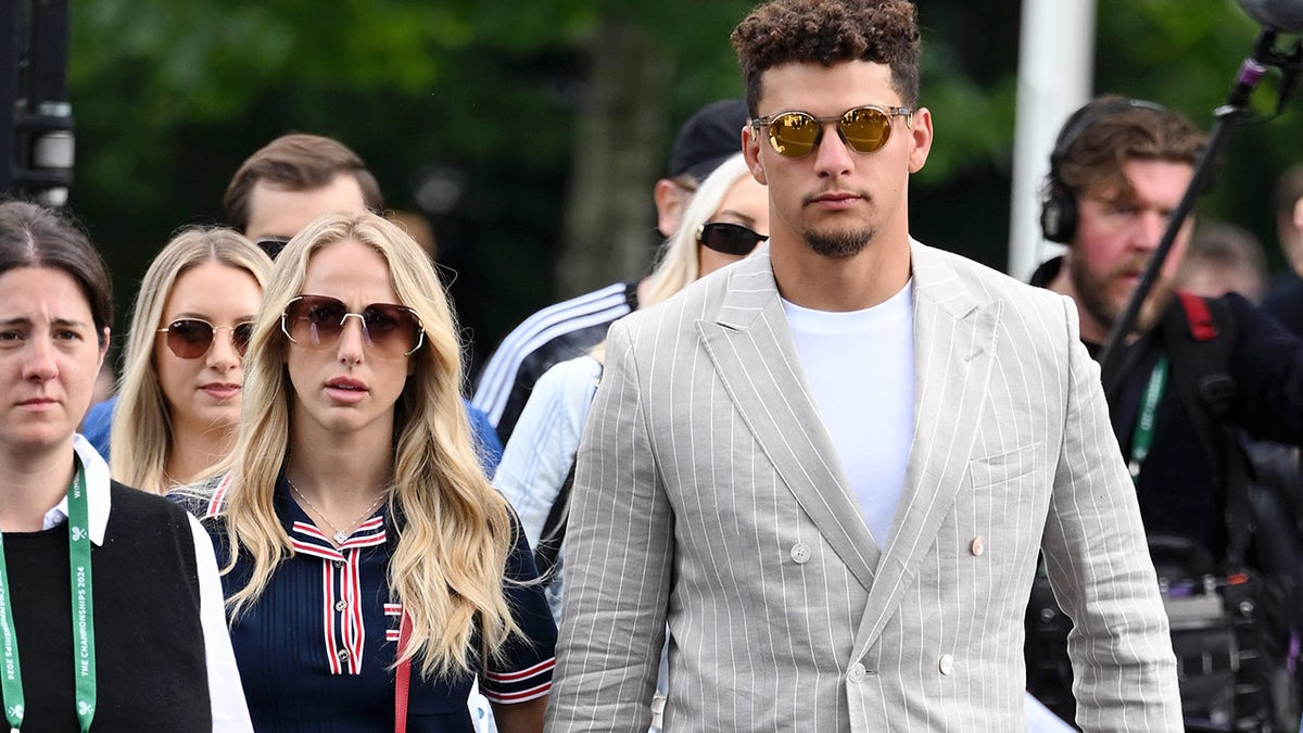 Patrick Mahomes y Brittany Mahomes en Wimbledon