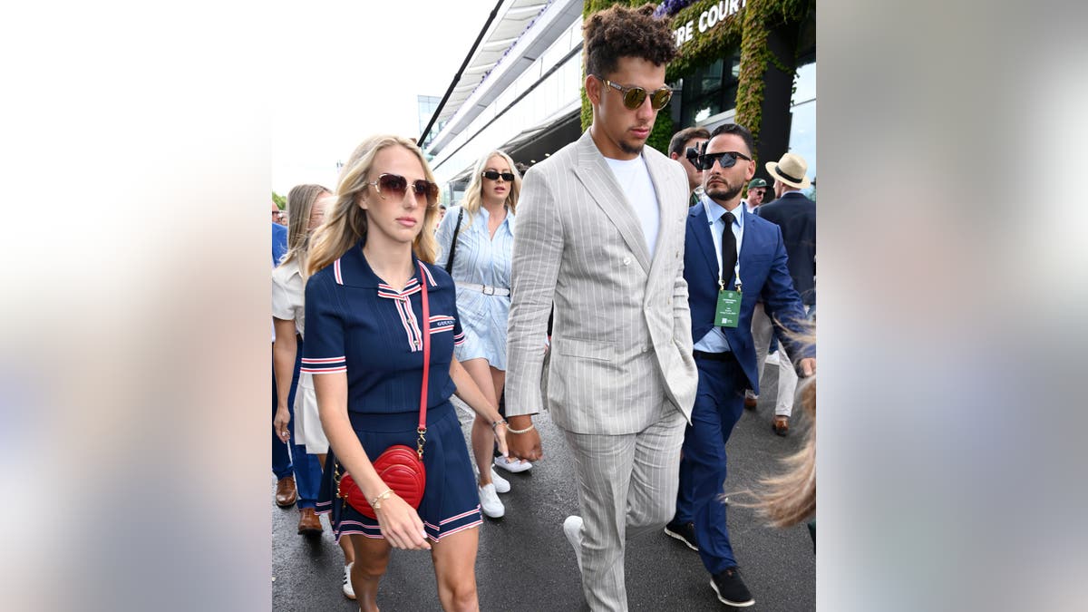 Patrick Mahomes y Brittany Mahomes en Wimbledon