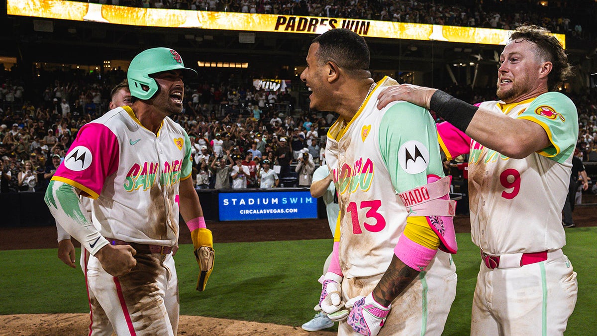 Manny Machado celebra con el equipo