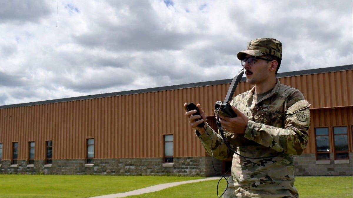 Soldados del ejército prueban un mini dron