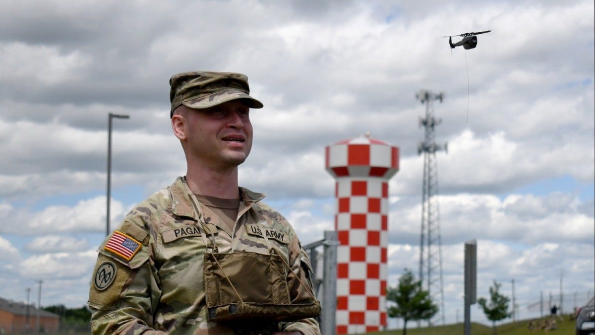 Soldado del ejército se entrena con un dron de bolsillo