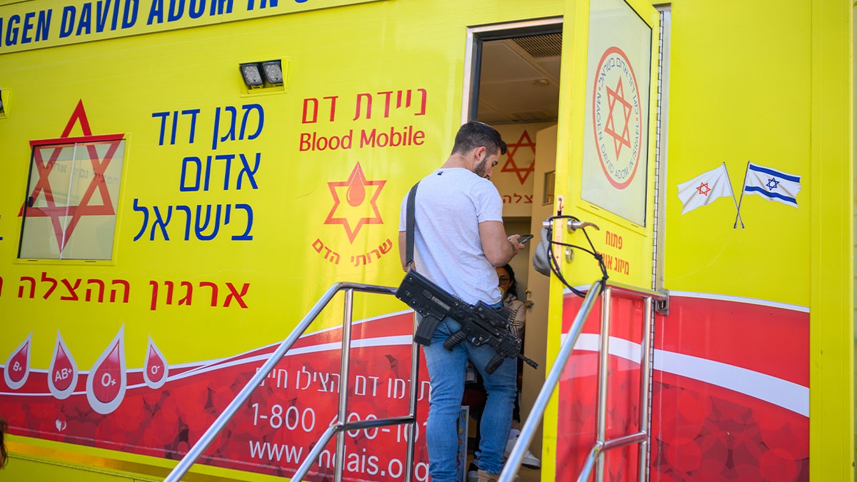 Un soldado fuera de servicio espera para donar sangre en un camión de sangre móvil del Magen David Adom el 11 de marzo de 2024 en Jerusalén.