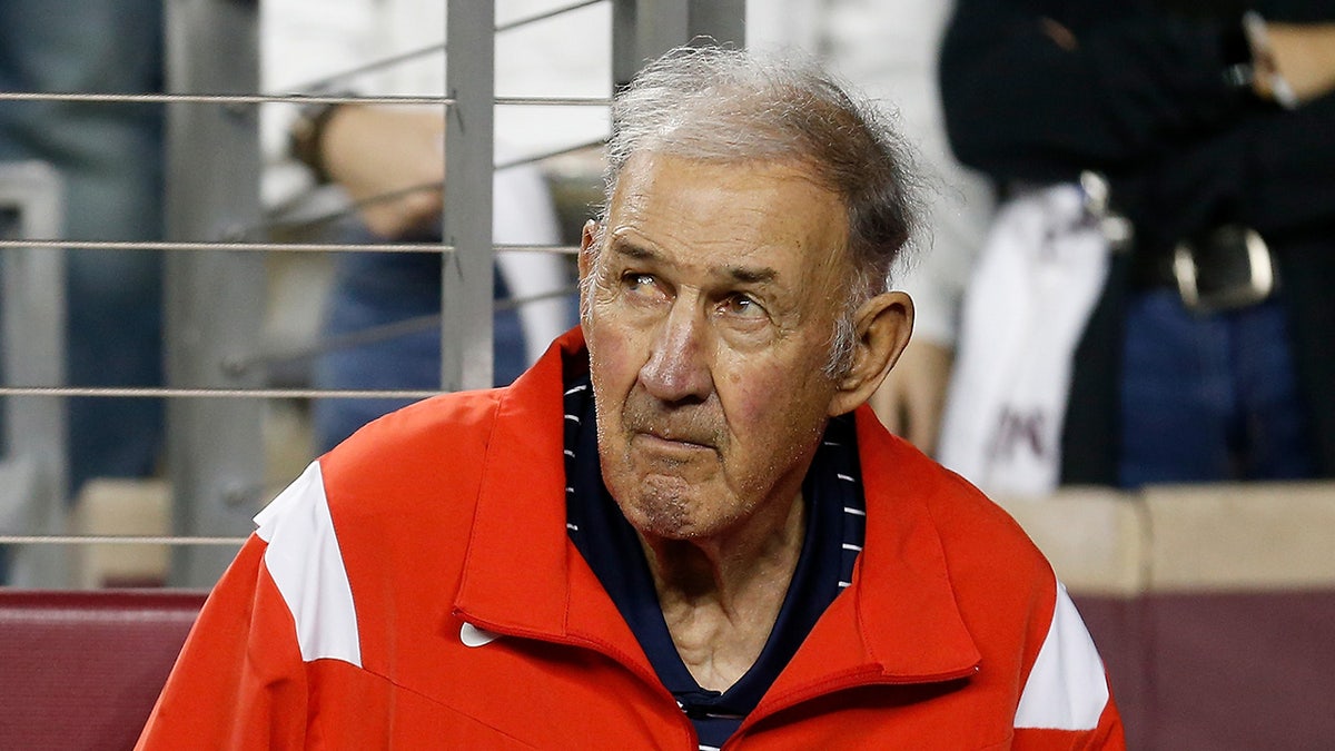 Monte Kiffin en el partido de ole miss