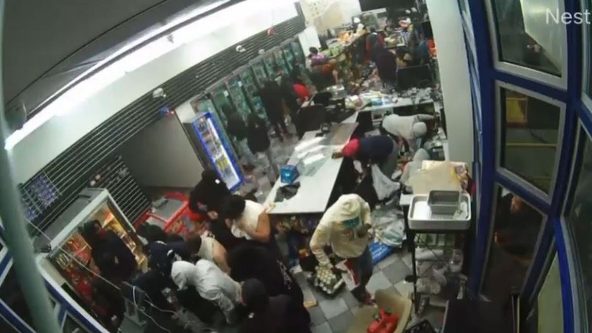 Ladrones asaltando la tienda