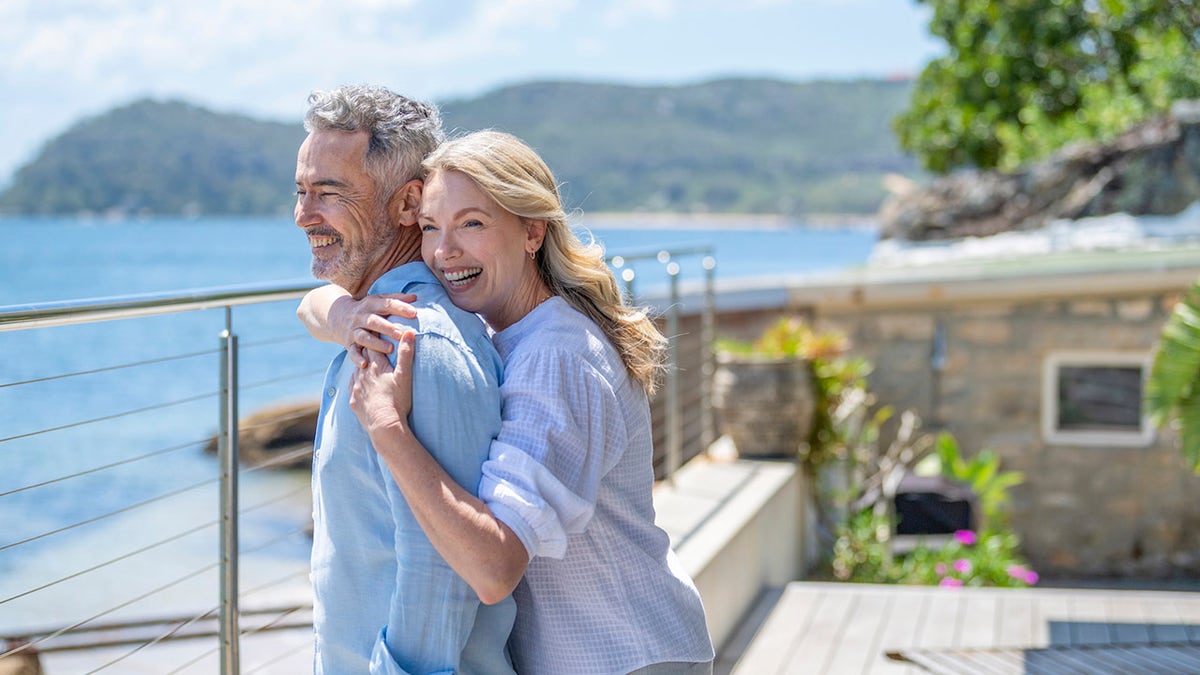 Pareja madura abrazándose en vacaciones